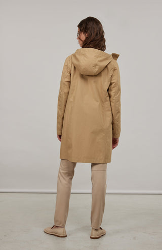 Damen-Knielanger Mantel aus Outdoor Cotton, wasser- und windabweisend, gerade Passform mit schmaler Silhouette, Stehkragen und weitenregulierbare Kapuze, Knopfleiste mit verdecktem Zwei-Wege-Zipper, Ripsband an Ärmelabschlüssen und Saum, seitliche Taschen mit markantem Zipper. In der Farbe Beige-Braun (Farbe: caramel).