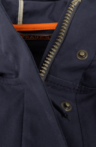 amen-Knielanger Mantel aus Outdoor Cotton, wasser- und windabweisend, gerade Passform mit schmaler Silhouette, Stehkragen und weitenregulierbare Kapuze, Knopfleiste mit verdecktem Zwei-Wege-Zipper, Ripsband an Ärmelabschlüssen und Saum, seitliche Taschen mit markantem Zipper. In der Farbe Dunkelblau (Farbe: midnight).