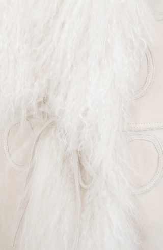 Auffallend langer Lammfell-Mantel Lyn-dfm, Frauenschuh Special Edition im hippie-inspirierten Boho-Look. 2-in-1 beidseitig tragbar, mit aufgenähten Applikationen auf der Glattleder- und Fellseite, offenkantiger Nahtverarbeitung an Saum und Ärmeln sowie Lederbändern zum lockeren Verschließen. Seitlich zwei Eingriffstaschen. Das lange Curly-Fell an Revers und Ärmelabschlüssen unterstreicht die besondere Länge und den markanten Charakter. In der Farbe Creme (Farbe: nude)