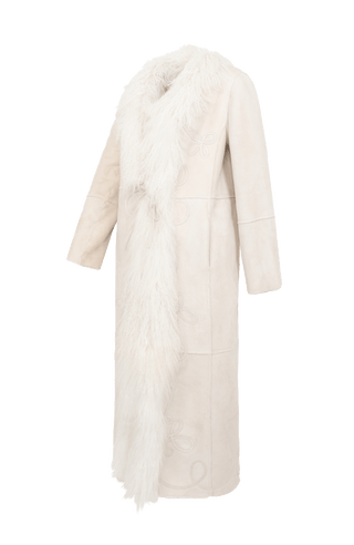Auffallend langer Lammfell-Mantel Lyn-dfm, Frauenschuh Special Edition im hippie-inspirierten Boho-Look. 2-in-1 beidseitig tragbar, mit aufgenähten Applikationen auf der Glattleder- und Fellseite, offenkantiger Nahtverarbeitung an Saum und Ärmeln sowie Lederbändern zum lockeren Verschließen. Seitlich zwei Eingriffstaschen. Das lange Curly-Fell an Revers und Ärmelabschlüssen unterstreicht die besondere Länge und den markanten Charakter. In der Farbe Creme (Farbe: nude)