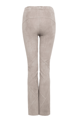 Lederhose Aurelia-VST aus Velours Stretch, gerade geschnitten, direkt am Körper anliegend, elastischer Gummibund, Zipper und Knopf an der Seite, offenkantige Nahtverarbeitung mit Patchwork-Design, leichtes Tragegefühl, Komfortnaht am Knie für optimale Bewegungsfreiheit. Farbe Beige (Farbe: sandstone).