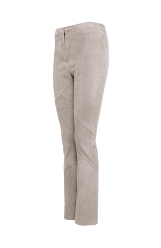 Lederhose Aurelia-VST aus Velours Stretch, gerade geschnitten, direkt am Körper anliegend, elastischer Gummibund, Zipper und Knopf an der Seite, offenkantige Nahtverarbeitung mit Patchwork-Design, leichtes Tragegefühl, Komfortnaht am Knie für optimale Bewegungsfreiheit. Farbe Beige (Farbe: sandstone).