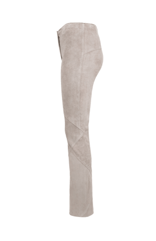 Lederhose Aurelia-VST aus Velours Stretch, gerade geschnitten, direkt am Körper anliegend, elastischer Gummibund, Zipper und Knopf an der Seite, offenkantige Nahtverarbeitung mit Patchwork-Design, leichtes Tragegefühl, Komfortnaht am Knie für optimale Bewegungsfreiheit. Farbe Beige (Farbe: sandstone).