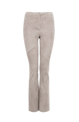 Lederhose Aurelia-VST aus Velours Stretch, gerade geschnitten, direkt am Körper anliegend, elastischer Gummibund, Zipper und Knopf an der Seite, offenkantige Nahtverarbeitung mit Patchwork-Design, leichtes Tragegefühl, Komfortnaht am Knie für optimale Bewegungsfreiheit. Farbe Beige (Farbe: sandstone).