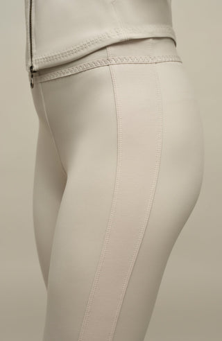Damen-Legging Daphne-NP aus Natural Powerstretch mit glatter, glänzender Oberfläche, schmale Passform, taillenhoher Bund, sehr bequem durch eingearbeiteten Gummibund. In der Farbe Weiß-Beige (Farbe: sandstone)