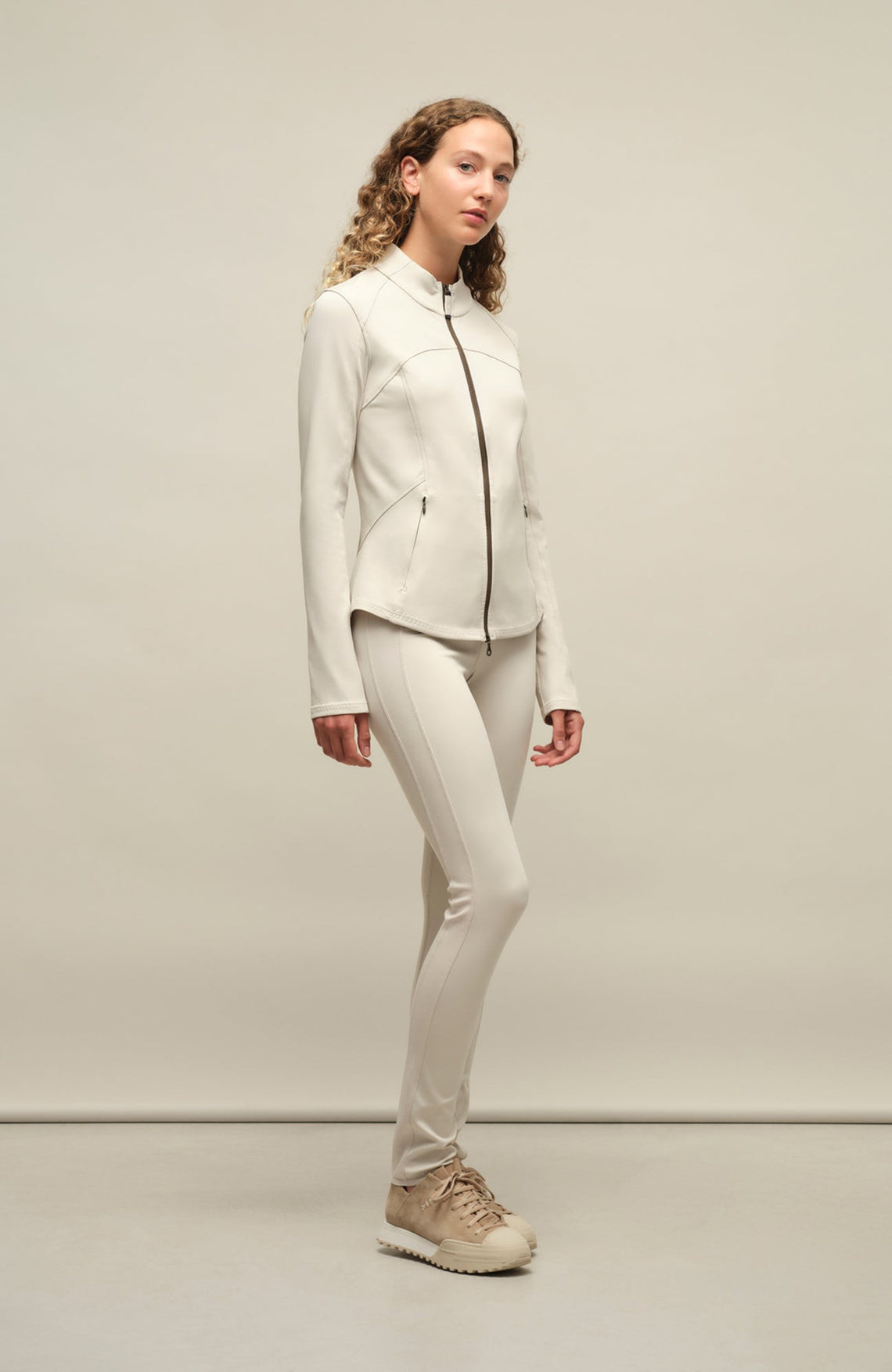 Damen-Legging Daphne-NP aus Natural Powerstretch mit glatter, glänzender Oberfläche, schmale Passform, taillenhoher Bund, sehr bequem durch eingearbeiteten Gummibund. In der Farbe Weiß-Beige (Farbe: sandstone)