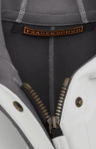 Damen-Parka-Mantel aus edlem Softshellmaterial mit geradem Schnitt, verborgenem Reißverschluss mit Druckknopfleiste, zwei Seitentaschen und zwei Innentaschen. Oversize Schnitt für eine locker fallende Passform. Wählen Sie Ihre gewöhnliche Größe. In der Farbe Weiß (Farbe: glacier).