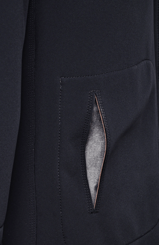 Damen-Parka-Mantel aus edlem Softshellmaterial mit geradem Schnitt, verborgenem Reißverschluss mit Druckknopfleiste, zwei Seitentaschen und zwei Innentaschen. Oversize Schnitt für eine locker fallende Passform. Wählen Sie Ihre gewöhnliche Größe. In der Farbe Dunkelblau (Farbe: midnight).
