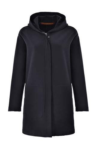 Damen-Parka-Mantel aus edlem Softshellmaterial mit geradem Schnitt, verborgenem Reißverschluss mit Druckknopfleiste, zwei Seitentaschen und zwei Innentaschen. Oversize Schnitt für eine locker fallende Passform. Wählen Sie Ihre gewöhnliche Größe. In der Farbe Dunkelblau (Farbe: midnight).