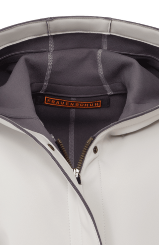 Damen-Parka-Mantel aus edlem Softshellmaterial mit geradem Schnitt, verborgenem Reißverschluss mit Druckknopfleiste, zwei Seitentaschen und zwei Innentaschen. Oversize Schnitt für eine locker fallende Passform. Wählen Sie Ihre gewöhnliche Größe. In der Farbe Beige (Farbe: sandstone).