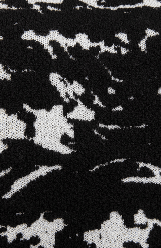 Frotteestrickpullover aus feinstem Merino Extrafine, wendbar, Jacquard Design, leicht, weich und dennoch fest, temperaturausgleichend. Bündchen und Stehragen aus Cashmere Ripstrick, seitliche Schlitze, verkürzte Passform, überschnittene Schulterpartie. In der Farbe Schwarz (Farbe: black)