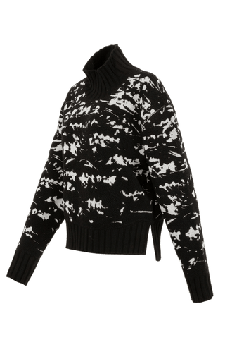 Frotteestrickpullover aus feinstem Merino Extrafine, wendbar, Jacquard Design, leicht, weich und dennoch fest, temperaturausgleichend. Bündchen und Stehragen aus Cashmere Ripstrick, seitliche Schlitze, verkürzte Passform, überschnittene Schulterpartie. In der Farbe Schwarz (Farbe: black)