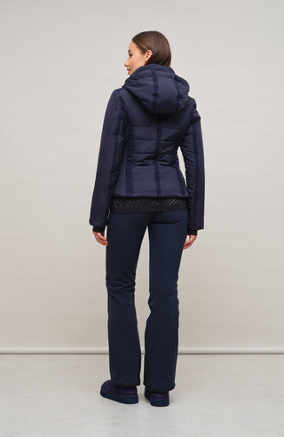Performance Ski-Jacke XeniaMulti-S aus innovativem Light Italian Nylon, feminine Passform, abnehmbare, in der Weite regulierbare Kapuze, Stehkragen, Loden-Details, Zwei-Wege-Zipper, zwei Taschen mit Zip, klassische Frauenschuh Features wie Schneefang an den Ärmeln, Skipasstasche und zwei innenliegende Taschen mit Zip. Luxuriöse seidig glänzende Oberfläche, funktional und warm. In der Farbe Dunkelblau (Farbe: midnight)