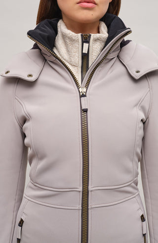 Performance Ski-Overall Kate-S aus Schöller Softshell, enganliegende Passform, Taillenbetonung durch angedeuteten Gürtel, abnehmbare Kapuze, Oberkörper gefüttert, markanter Zip, zwei Taschen mit markantem Zip, Skipasstasche mit nahtfeinem Zip, klassische Frauenschuh Features wie Kantenschutz aus Alcantara-Leder, enganliegende Ärmelbündchen und Schneefang. Robustes, elastisches Material, wasser- und windabweisend, ideal für die Skipiste. In der Farbe Hellbraun (Farbe: cashmere)
