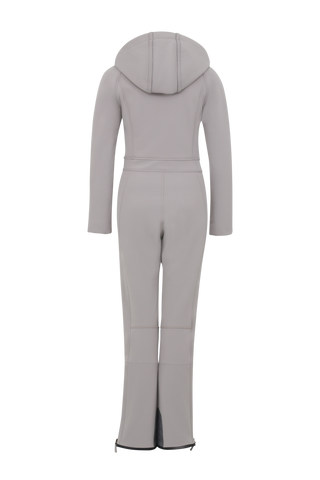 Performance Ski-Overall Kate-S aus Schöller Softshell, enganliegende Passform, Taillenbetonung durch angedeuteten Gürtel, abnehmbare Kapuze, Oberkörper gefüttert, markanter Zip, zwei Taschen mit markantem Zip, Skipasstasche mit nahtfeinem Zip, klassische Frauenschuh Features wie Kantenschutz aus Alcantara-Leder, enganliegende Ärmelbündchen und Schneefang. Robustes, elastisches Material, wasser- und windabweisend, ideal für die Skipiste. In der Farbe Hellbraun (Farbe: cashmere)