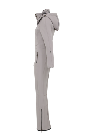 Performance Ski-Overall Kate-S aus Schöller Softshell, enganliegende Passform, Taillenbetonung durch angedeuteten Gürtel, abnehmbare Kapuze, Oberkörper gefüttert, markanter Zip, zwei Taschen mit markantem Zip, Skipasstasche mit nahtfeinem Zip, klassische Frauenschuh Features wie Kantenschutz aus Alcantara-Leder, enganliegende Ärmelbündchen und Schneefang. Robustes, elastisches Material, wasser- und windabweisend, ideal für die Skipiste. In der Farbe Hellbraun (Farbe: cashmere)