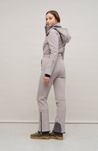 Performance Ski-Overall Kate-S aus Schöller Softshell, enganliegende Passform, Taillenbetonung durch angedeuteten Gürtel, abnehmbare Kapuze, Oberkörper gefüttert, markanter Zip, zwei Taschen mit markantem Zip, Skipasstasche mit nahtfeinem Zip, klassische Frauenschuh Features wie Kantenschutz aus Alcantara-Leder, enganliegende Ärmelbündchen und Schneefang. Robustes, elastisches Material, wasser- und windabweisend, ideal für die Skipiste. In der Farbe Hellbraun (Farbe: cashmere)