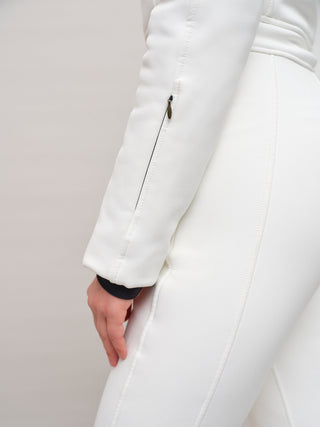 Performance Ski-Overall Kate-S aus Schöller Softshell, enganliegende Passform, Taillenbetonung durch angedeuteten Gürtel, abnehmbare Kapuze, Oberkörper gefüttert, markanter Zip, zwei Taschen mit markantem Zip, Skipasstasche mit nahtfeinem Zip, klassische Frauenschuh Features wie Kantenschutz aus Alcantara-Leder, enganliegende Ärmelbündchen und Schneefang. Robustes, elastisches Material, wasser- und windabweisend, ideal für die Skipiste. In der Farbe Hellgrau (Farbe: cloud)