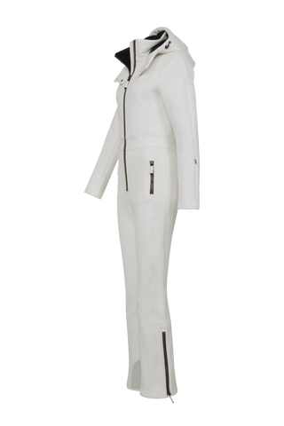 Performance Ski-Overall Kate-S aus Schöller Softshell, enganliegende Passform, Taillenbetonung durch angedeuteten Gürtel, abnehmbare Kapuze, Oberkörper gefüttert, markanter Zip, zwei Taschen mit markantem Zip, Skipasstasche mit nahtfeinem Zip, klassische Frauenschuh Features wie Kantenschutz aus Alcantara-Leder, enganliegende Ärmelbündchen und Schneefang. Robustes, elastisches Material, wasser- und windabweisend, ideal für die Skipiste. In der Farbe Hellgrau (Farbe: cloud)