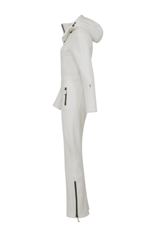 Performance Ski-Overall Kate-S aus Schöller Softshell, enganliegende Passform, Taillenbetonung durch angedeuteten Gürtel, abnehmbare Kapuze, Oberkörper gefüttert, markanter Zip, zwei Taschen mit markantem Zip, Skipasstasche mit nahtfeinem Zip, klassische Frauenschuh Features wie Kantenschutz aus Alcantara-Leder, enganliegende Ärmelbündchen und Schneefang. Robustes, elastisches Material, wasser- und windabweisend, ideal für die Skipiste. In der Farbe Hellgrau (Farbe: cloud)