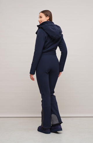 Performance Ski-Overall Kate-S aus Schöller Softshell, enganliegende Passform, Taillenbetonung durch angedeuteten Gürtel, abnehmbare Kapuze, Oberkörper gefüttert, markanter Zip, zwei Taschen mit markantem Zip, Skipasstasche mit nahtfeinem Zip, klassische Frauenschuh Features wie Kantenschutz aus Alcantara-Leder, enganliegende Ärmelbündchen und Schneefang. Robustes, elastisches Material, wasser- und windabweisend, ideal für die Skipiste. In der Farbe Dunkelblau (Farbe: midnight)