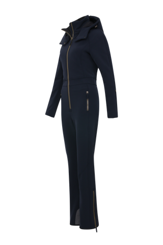 Performance Ski-Overall Kate-S aus Schöller Softshell, enganliegende Passform, Taillenbetonung durch angedeuteten Gürtel, abnehmbare Kapuze, Oberkörper gefüttert, markanter Zip, zwei Taschen mit markantem Zip, Skipasstasche mit nahtfeinem Zip, klassische Frauenschuh Features wie Kantenschutz aus Alcantara-Leder, enganliegende Ärmelbündchen und Schneefang. Robustes, elastisches Material, wasser- und windabweisend, ideal für die Skipiste. In der Farbe Dunkelblau (Farbe: midnight)