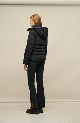 Sportliche Softshell-Skihose Christie-S, figurbetonter Schnitt mit höher geschnittenem Bund im Rücken, spezielle Sicherheitsdruckknöpfe, zwei Eingriffstaschen mit Reißverschluss, Zipper am Beinsaum, elastischer Schneefang, Kantenschutz aus Alcantara und leicht aufgeraute Innenseite für weichen Tragekomfort. Ergonomisches Knie für maximale Bewegungsfreiheit. GRÖßENHINWEIS: Figurbetonte Passform, wählen Sie Ihre gewohnte Größe. In der Farbe Schwarz (Farbe: black)