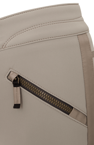 Sportliche Softshell-Skihose Christie-S, figurbetonter Schnitt mit höher geschnittenem Bund im Rücken, spezielle Sicherheitsdruckknöpfe, zwei Eingriffstaschen mit Reißverschluss, Zipper am Beinsaum, elastischer Schneefang, Kantenschutz aus Alcantara und leicht aufgeraute Innenseite für weichen Tragekomfort. Ergonomisches Knie für maximale Bewegungsfreiheit. GRÖßENHINWEIS: Figurbetonte Passform, wählen Sie Ihre gewohnte Größe. In der Farbe Hellbraun (Farbe: cashmere)