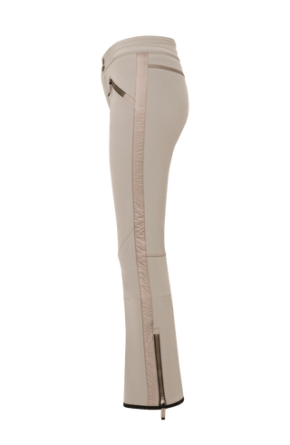 Sportliche Softshell-Skihose Christie-S, figurbetonter Schnitt mit höher geschnittenem Bund im Rücken, spezielle Sicherheitsdruckknöpfe, zwei Eingriffstaschen mit Reißverschluss, Zipper am Beinsaum, elastischer Schneefang, Kantenschutz aus Alcantara und leicht aufgeraute Innenseite für weichen Tragekomfort. Ergonomisches Knie für maximale Bewegungsfreiheit. GRÖßENHINWEIS: Figurbetonte Passform, wählen Sie Ihre gewohnte Größe. In der Farbe Hellbraun (Farbe: cashmere)