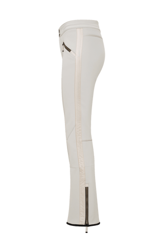 Sportliche Softshell-Skihose Christie-S, figurbetonter Schnitt mit höher geschnittenem Bund im Rücken, spezielle Sicherheitsdruckknöpfe, zwei Eingriffstaschen mit Reißverschluss, Zipper am Beinsaum, elastischer Schneefang, Kantenschutz aus Alcantara und leicht aufgeraute Innenseite für weichen Tragekomfort. Ergonomisches Knie für maximale Bewegungsfreiheit. GRÖßENHINWEIS: Figurbetonte Passform, wählen Sie Ihre gewohnte Größe. In der Farbe Weiß-Beige (Farbe: sandstone)