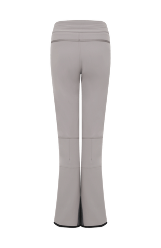 Performance Skihose SerafinaMulti-S aus Schöller Softshell, figurbetont mit leicht ausgestelltem Bein, Lodenstreifen an der Seite, zwei markante Taschen mit Zip, klassische Frauenschuh Features wie Kantenschutz aus Alcantara-Leder, Sicherheitsdruckknöpfe, Knieabnäher und Schneefang. Robustes, elastisches Material, wasser- und windabweisend, ideal zum Skifahren oder Schneewandern. In der Farbe Braun (Farbe: cashmere)