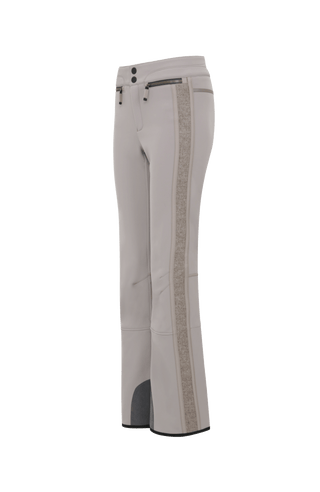 Performance Skihose SerafinaMulti-S aus Schöller Softshell, figurbetont mit leicht ausgestelltem Bein, Lodenstreifen an der Seite, zwei markante Taschen mit Zip, klassische Frauenschuh Features wie Kantenschutz aus Alcantara-Leder, Sicherheitsdruckknöpfe, Knieabnäher und Schneefang. Robustes, elastisches Material, wasser- und windabweisend, ideal zum Skifahren oder Schneewandern. In der Farbe hell Braun (Farbe: cashmere)