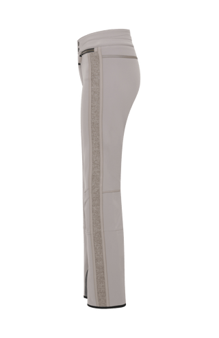 Performance Skihose SerafinaMulti-S aus Schöller Softshell, figurbetont mit leicht ausgestelltem Bein, Lodenstreifen an der Seite, zwei markante Taschen mit Zip, klassische Frauenschuh Features wie Kantenschutz aus Alcantara-Leder, Sicherheitsdruckknöpfe, Knieabnäher und Schneefang. Robustes, elastisches Material, wasser- und windabweisend, ideal zum Skifahren oder Schneewandern. In der Farbe Braun (Farbe: cashmere)