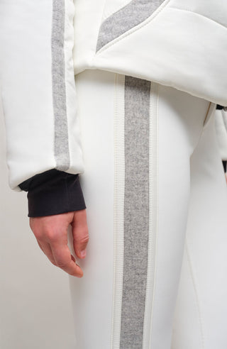 Performance Skihose SerafinaMulti-S aus Schöller Softshell, figurbetont mit leicht ausgestelltem Bein, Lodenstreifen an der Seite, zwei markante Taschen mit Zip, klassische Frauenschuh Features wie Kantenschutz aus Alcantara-Leder, Sicherheitsdruckknöpfe, Knieabnäher und Schneefang. Robustes, elastisches Material, wasser- und windabweisend, ideal zum Skifahren oder Schneewandern. In der Farbe Weiß (Farbe: cloud)