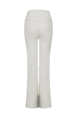 Performance Skihose SerafinaMulti-S aus Schöller Softshell, figurbetont mit leicht ausgestelltem Bein, Lodenstreifen an der Seite, zwei markante Taschen mit Zip, klassische Frauenschuh Features wie Kantenschutz aus Alcantara-Leder, Sicherheitsdruckknöpfe, Knieabnäher und Schneefang. Robustes, elastisches Material, wasser- und windabweisend, ideal zum Skifahren oder Schneewandern. In der Farbe Hellgrau (Farbe: cloud)