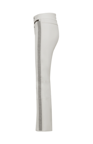 Performance Skihose SerafinaMulti-S aus Schöller Softshell, figurbetont mit leicht ausgestelltem Bein, Lodenstreifen an der Seite, zwei markante Taschen mit Zip, klassische Frauenschuh Features wie Kantenschutz aus Alcantara-Leder, Sicherheitsdruckknöpfe, Knieabnäher und Schneefang. Robustes, elastisches Material, wasser- und windabweisend, ideal zum Skifahren oder Schneewandern. In der Farbe Hellgrau (Farbe: cloud)