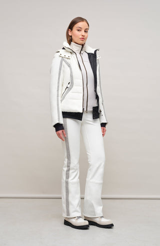 Performance Skihose SerafinaMulti-S aus Schöller Softshell, figurbetont mit leicht ausgestelltem Bein, Lodenstreifen an der Seite, zwei markante Taschen mit Zip, klassische Frauenschuh Features wie Kantenschutz aus Alcantara-Leder, Sicherheitsdruckknöpfe, Knieabnäher und Schneefang. Robustes, elastisches Material, wasser- und windabweisend, ideal zum Skifahren oder Schneewandern. In der Farbe Weiß (Farbe: cloud)