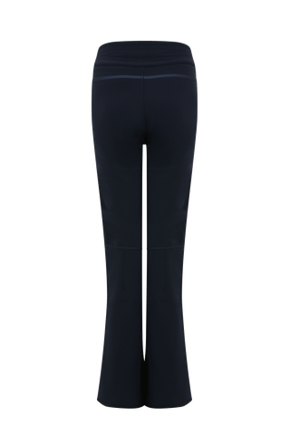 Performance Skihose SerafinaMulti-S aus Schöller Softshell, figurbetont mit leicht ausgestelltem Bein, Lodenstreifen an der Seite, zwei markante Taschen mit Zip, klassische Frauenschuh Features wie Kantenschutz aus Alcantara-Leder, Sicherheitsdruckknöpfe, Knieabnäher und Schneefang. Robustes, elastisches Material, wasser- und windabweisend, ideal zum Skifahren oder Schneewandern. In der Farbe Dunkelblau (Farbe: midnight)