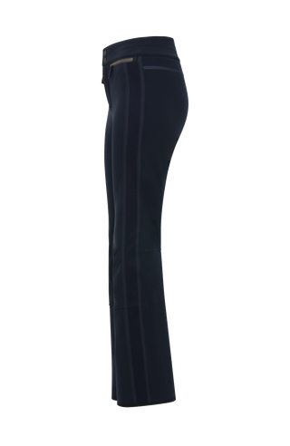 Performance Skihose SerafinaMulti-S aus Schöller Softshell, figurbetont mit leicht ausgestelltem Bein, Lodenstreifen an der Seite, zwei markante Taschen mit Zip, klassische Frauenschuh Features wie Kantenschutz aus Alcantara-Leder, Sicherheitsdruckknöpfe, Knieabnäher und Schneefang. Robustes, elastisches Material, wasser- und windabweisend, ideal zum Skifahren oder Schneewandern. In der Farbe Dunkelblau (Farbe: midnight)