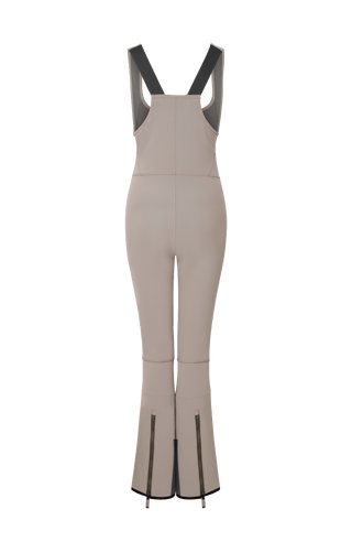 Ski-Catsuit Davina2.0-S im Latzhosen-Stil ohne Ärmel, schmaler figurbetonter Schnitt mit ausgestelltem Bein und femininer Bustier-Ausschnitt. Streifen an den Beinaußenseiten aus Alcantara-Leder, Träger hinten aus elastischem Gummi, ergonomisches Knie, langer Zipper, auffallende Nähte, Seitentaschen mit Zip, Kantenschutz aus Alcantara-Leder und Schneefang. Enganliegend und feminin, betont die Silhouette und Bewegungsfreiheit. In der Farbe Beige (Farbe: cashmere)