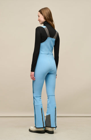 Ski-Catsuit Davina2.0-S im Latzhosen-Stil ohne Ärmel, schmaler figurbetonter Schnitt mit ausgestelltem Bein, femininer Bustier-Ausschnitt, Streifen an den Beinaußenseiten aus Alcantara-Leder, Träger hinten aus elastischem Gummi, ergonomisches Knie, langer Zipper, auffallende Nähte, Seitentaschen mit Zip, Kantenschutz aus Alcantara-Leder und Schneefang. Enganliegend, feminin, betont Silhouette und Bewegungsfreiheit. In der Farbe Hellblau (Farbe: sky)