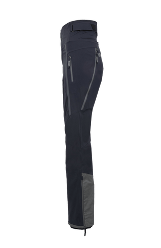 Damen-Skitourenhose aus atmungsaktivem, wind- und wasserfestem 3-Layer-Material mit RECCO®-System, verschweißten Nähten, seitlichen Bein-Zippern, Schneefang, robustem Kantenschutz aus Alcantara-Leder und lockerem Schnitt. In der Farbe dunkelblau (Farbe: midnight)