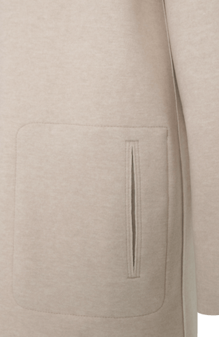 Lässiger 2-in-1 Wendekurzmantel Olivia-WD aus Wool Double in Bi-Color-Optik, gerade legere Passform mit leichtem Oversize Look, offenkantige Nahtverarbeitung, angeschnittene Kapuze, überschnittene Schulterpartie, verdeckte handangenähte Metalldruckknöpfe und zwei aufgesetzte Taschen. In der Farbe Beige (Farbe: caramel)