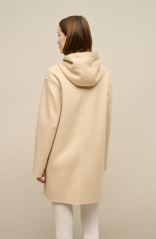 Lässiger 2-in-1 Wendekurzmantel Olivia-WD aus Wool Double in Bi-Color-Optik, gerade legere Passform mit leichtem Oversize Look, offenkantige Nahtverarbeitung, angeschnittene Kapuze, überschnittene Schulterpartie, verdeckte handangenähte Metalldruckknöpfe und zwei aufgesetzte Taschen. In der Farbe Beige (Farbe: caramel)