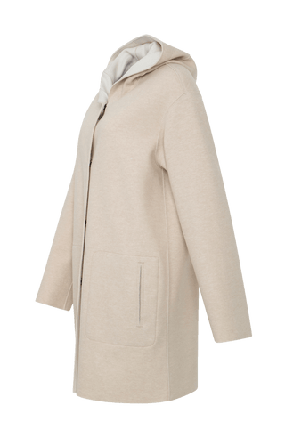 Lässiger 2-in-1 Wendekurzmantel Olivia-WD aus Wool Double in Bi-Color-Optik, gerade legere Passform mit leichtem Oversize Look, offenkantige Nahtverarbeitung, angeschnittene Kapuze, überschnittene Schulterpartie, verdeckte handangenähte Metalldruckknöpfe und zwei aufgesetzte Taschen. In der Farbe Beige (Farbe: caramel)