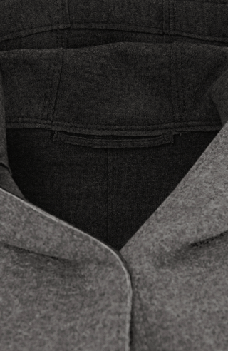 Lässiger 2-in-1 Wendekurzmantel Olivia-WD aus Wool Double in Bi-Color-Optik, gerade legere Passform mit leichtem Oversize Look, offenkantige Nahtverarbeitung, angeschnittene Kapuze, überschnittene Schulterpartie, verdeckte handangenähte Metalldruckknöpfe und zwei aufgesetzte Taschen. In der Farbe Flanellgrau und Dunkelgrau (Farbe: flanellgrey)
