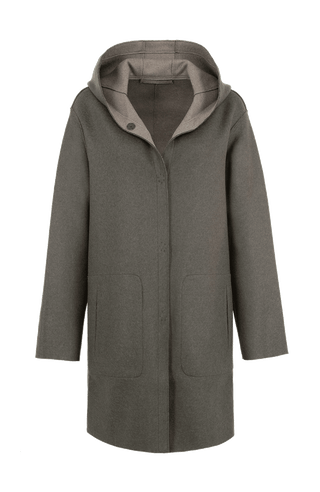 Lässiger 2-in-1 Wendekurzmantel Olivia-WD aus Wool Double in Bi-Color-Optik, gerade legere Passform mit leichtem Oversize Look, offenkantige Nahtverarbeitung, angeschnittene Kapuze, überschnittene Schulterpartie, verdeckte handangenähte Metalldruckknöpfe und zwei aufgesetzte Taschen. In der Farbe Hellgrau (Farbe: hay)