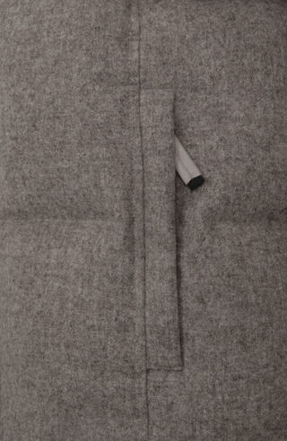 Winterjacke Isabel-L aus hochwertigem Loden, gefüttert mit zertifizierten Daunen, gerade Passform, etwas verkürzter Schnitt, abnehmbare Kapuze mit innenliegendem Strickbündchen, zwei versteckte Taschen, Zwei-Wege-Zipper. Auffallend weiche, angenehme Haptik wie Kaschmir. Dank der Daunenfüllung extrem warm. In der Farbe Hellbraun (Farbe: cashmere)