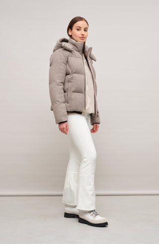 Winterjacke Isabel-L aus hochwertigem Loden, gefüttert mit zertifizierten Daunen, gerade Passform, etwas verkürzter Schnitt, abnehmbare Kapuze mit innenliegendem Strickbündchen, zwei versteckte Taschen, Zwei-Wege-Zipper. Auffallend weiche, angenehme Haptik wie Kaschmir. Dank der Daunenfüllung extrem warm. In der Farbe Hellbraun (Farbe: cashmere)