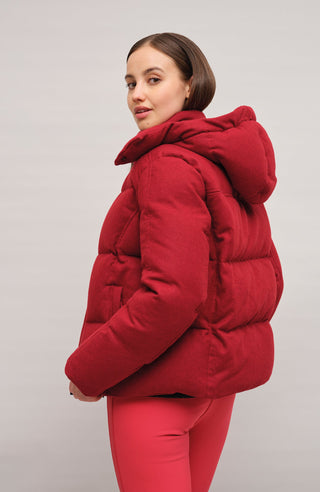 Winterjacke Isabel-L aus hochwertigem Loden, gefüttert mit zertifizierten Daunen, gerade Passform, etwas verkürzter Schnitt, abnehmbare Kapuze mit innenliegendem Strickbündchen, zwei versteckte Taschen, Zwei-Wege-Zipper. Auffallend weiche, angenehme Haptik wie Kaschmir. Dank der Daunenfüllung extrem warm. In der Farbe Rot (Farbe: poppy)